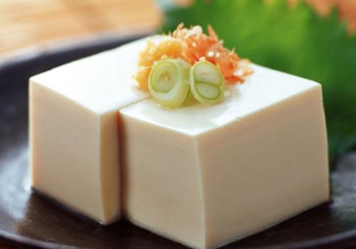 滑嫩的豆腐用蒸汽發(fā)生器輔助生產(chǎn)