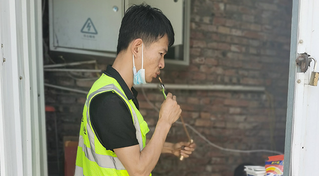 河南蒸汽發(fā)生器第十六站，檢修蒸桑拿蒸汽設備，處理接觸器故障